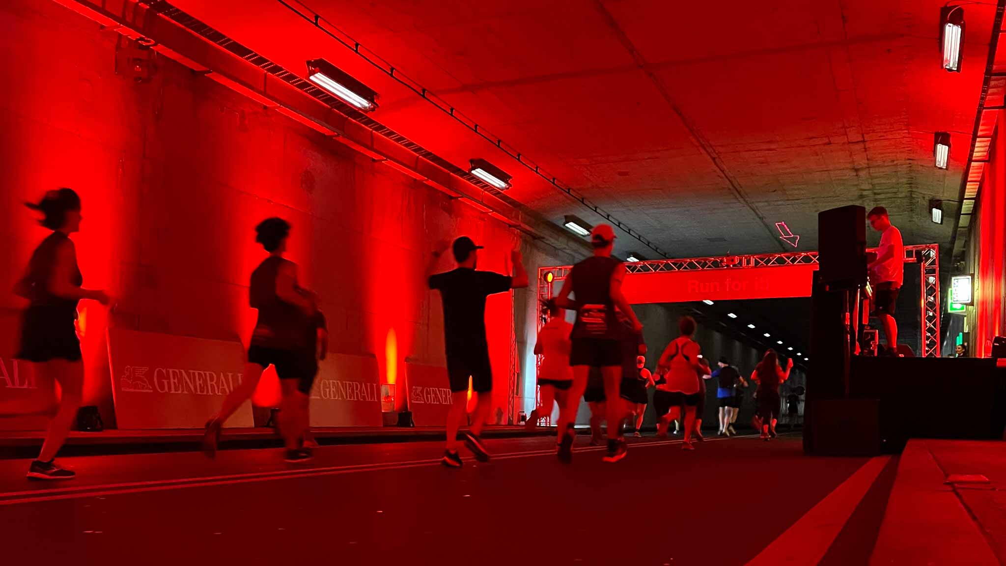 Für Generali sorgten wir am Generali Genèva Marathon 2022 für ein unvergessliches Lauferlebnis auf der Strecke durch die Einrichtung einer Generali-Zone in einer Unterführung und einem Strassentunnel, die mit Generali Branding, Licht und Musik ausgestattet war.