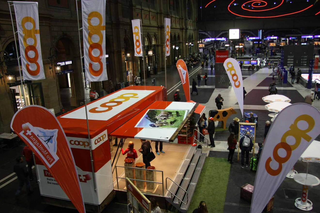 Coop Roadshow mit dem Promostar Promotion am Bahnhof Zürich. Mit dem Event-Trailer von Daktiv gelingt eine treffende Live-Kommunikation.