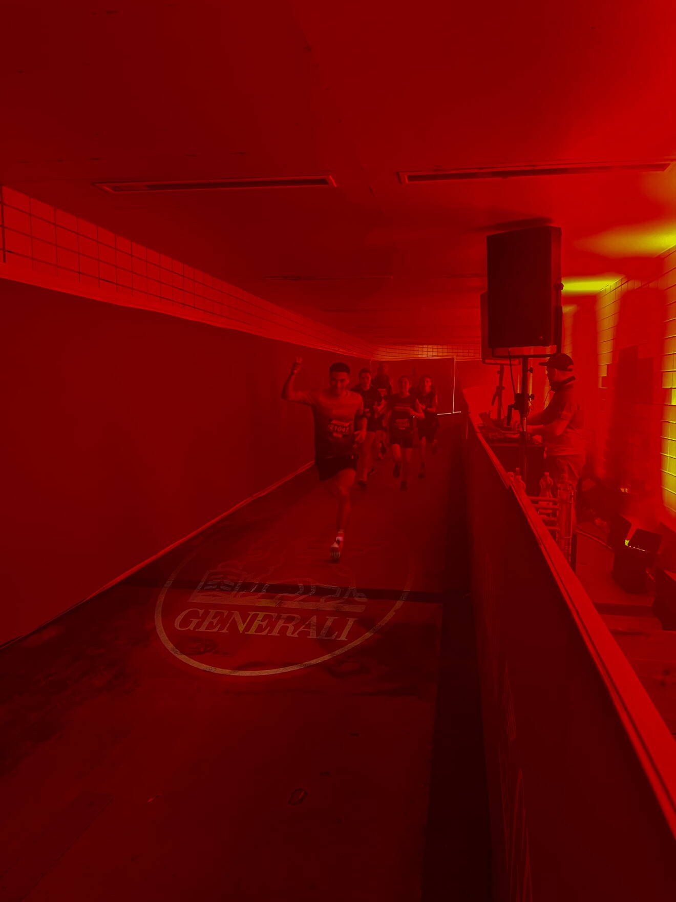Generali Zone - Ein unvergessliches Lauferlebnis Die Zone war im Generali-Look gebrandet und alles in einem kräftigen Generali-Rot mit starken Scheinwerfern ausgeleuchtet.