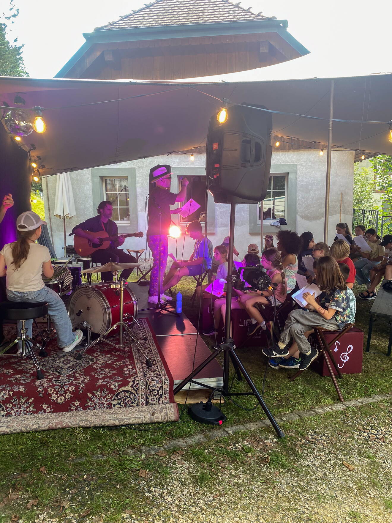 Musik von Morgens bis Abends Der Sänger Dodo präsentierte den Kindern seinen extra für den Workshop erstellten Titel.