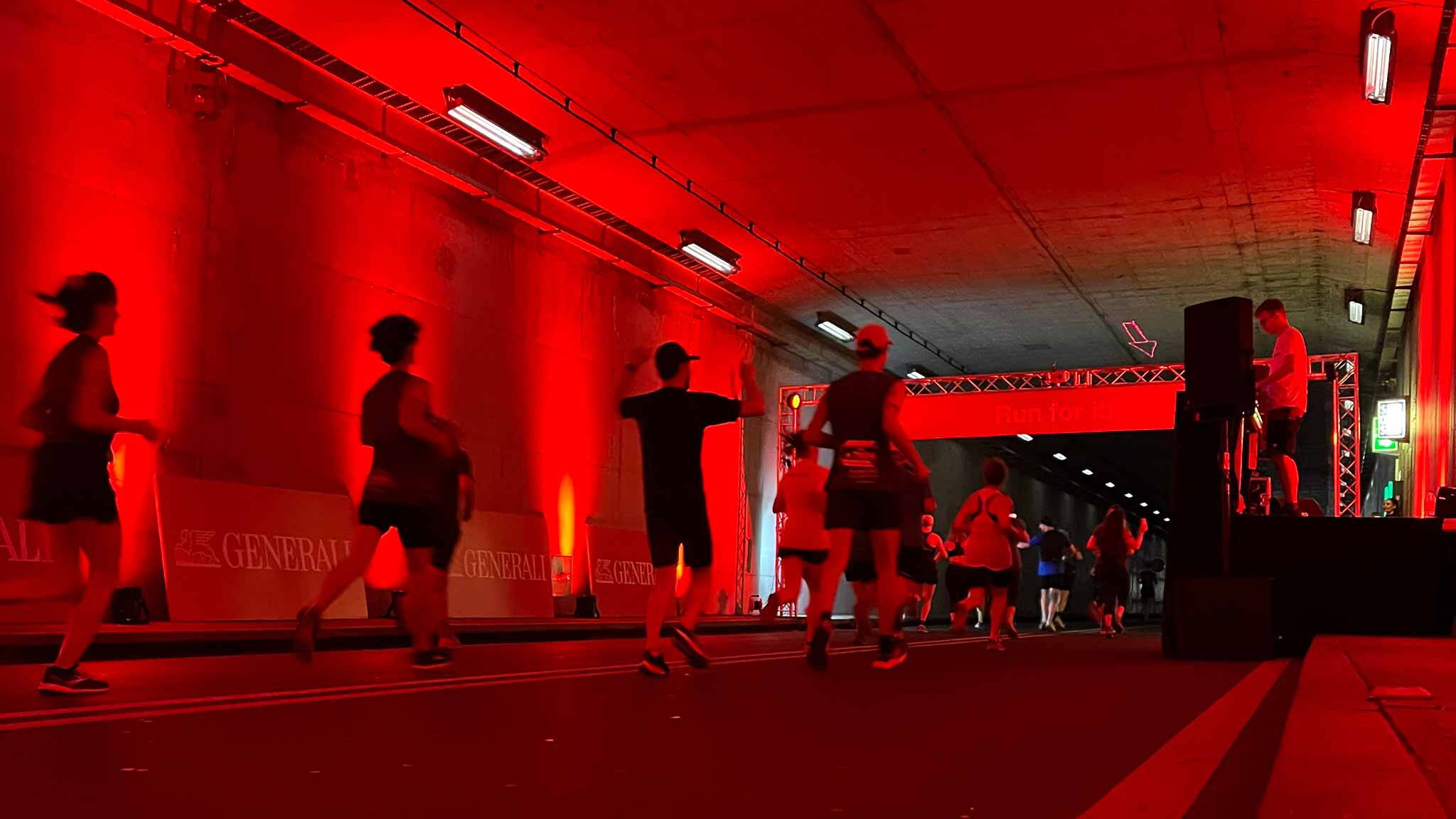 Für Generali sorgten wir am Generali Genèva Marathon 2022 für ein unvergessliches Lauferlebnis auf der Strecke durch die Einrichtung einer Generali-Zone in einer Unterführung und einem Strassentunnel, die mit Generali Branding, Licht und Musik ausgestattet war.