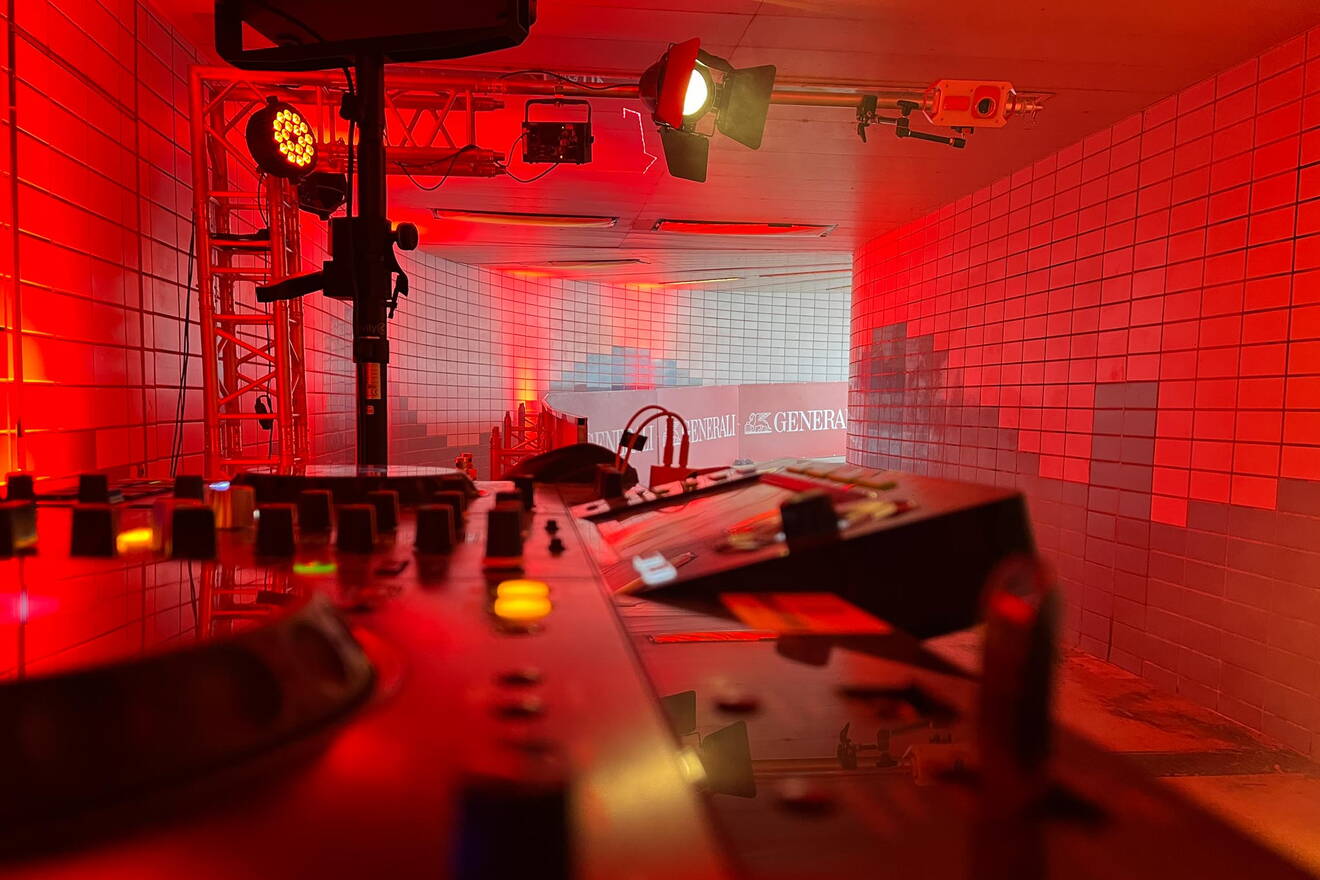 Generali Zone - So geht Live-Marketing In einer Unterführung wurden die Läufer:innen des Generali Genèva Marathon 2022 mit einem DJ eingeheizt.