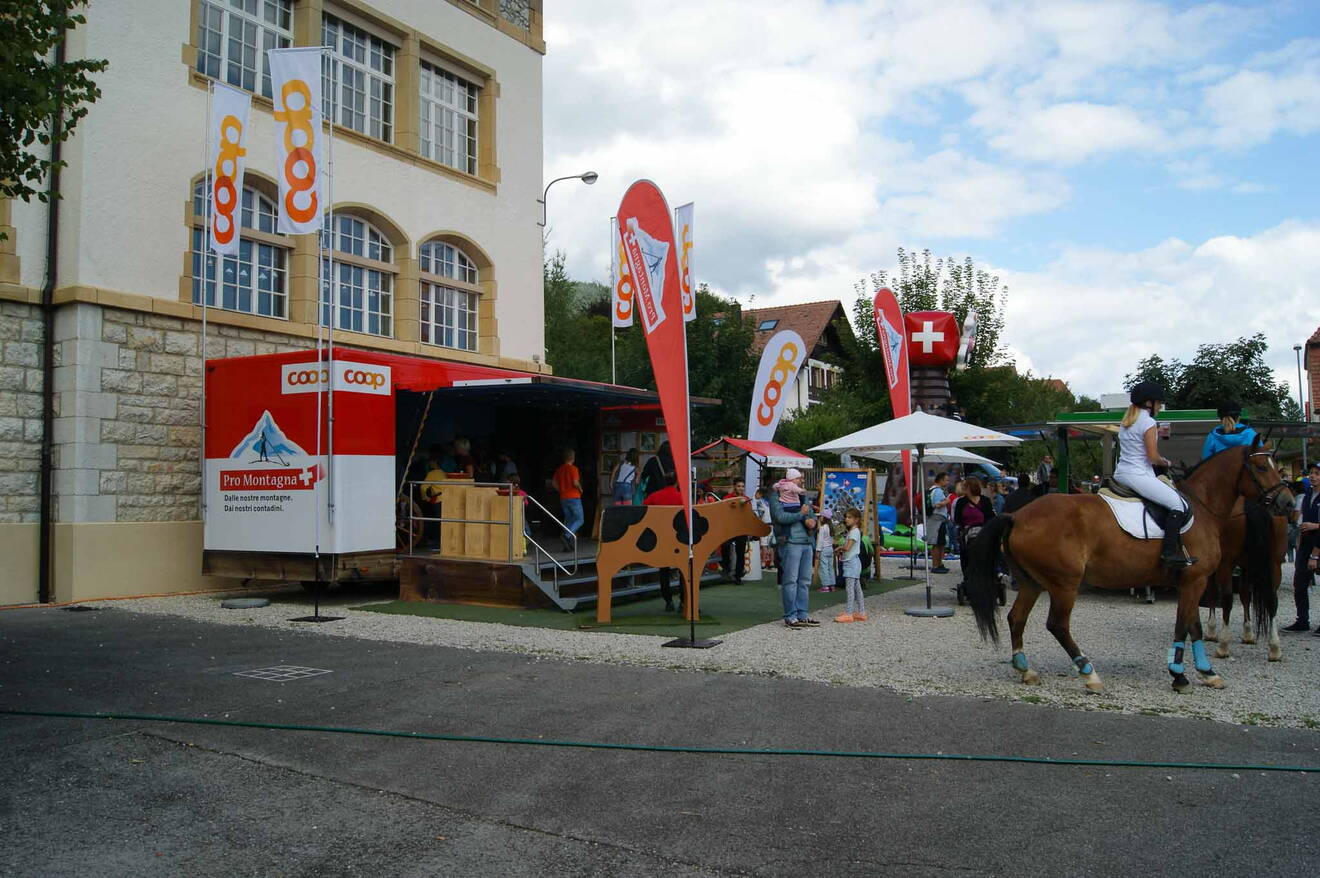 Coop Roadshow mit dem Promostar Live-Kommunikation wann und wo es möglich ist. Der Event-Trailer stärkt die Kundenbindung.