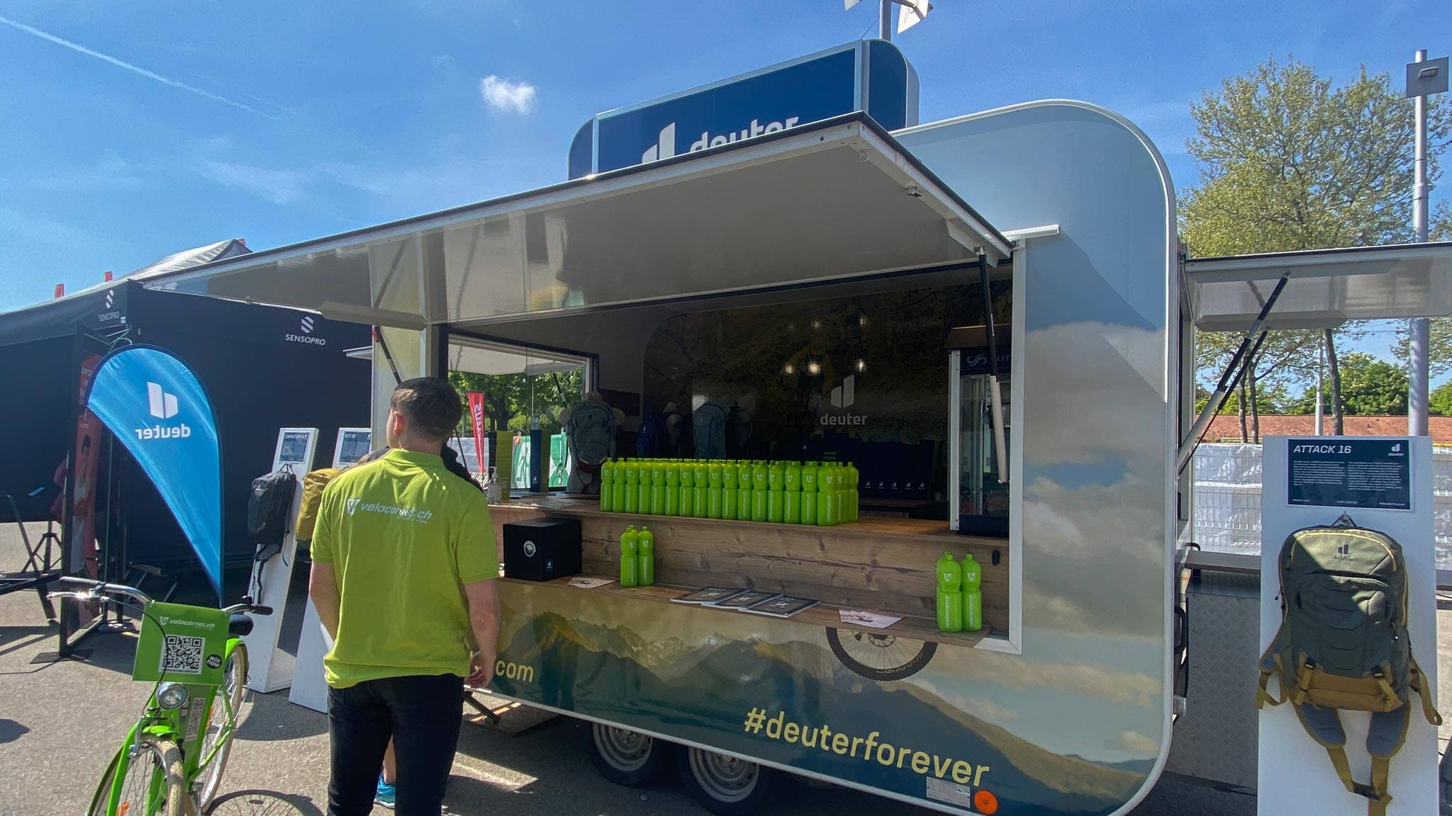 «Deuter is for freethinkers». Der Slogan umrahmt von einem umgestalteten Corporate Design kurvt auf dem brandneuen Eventtrailer quer durch die Schweiz. Popcorn-Duft inklusive.