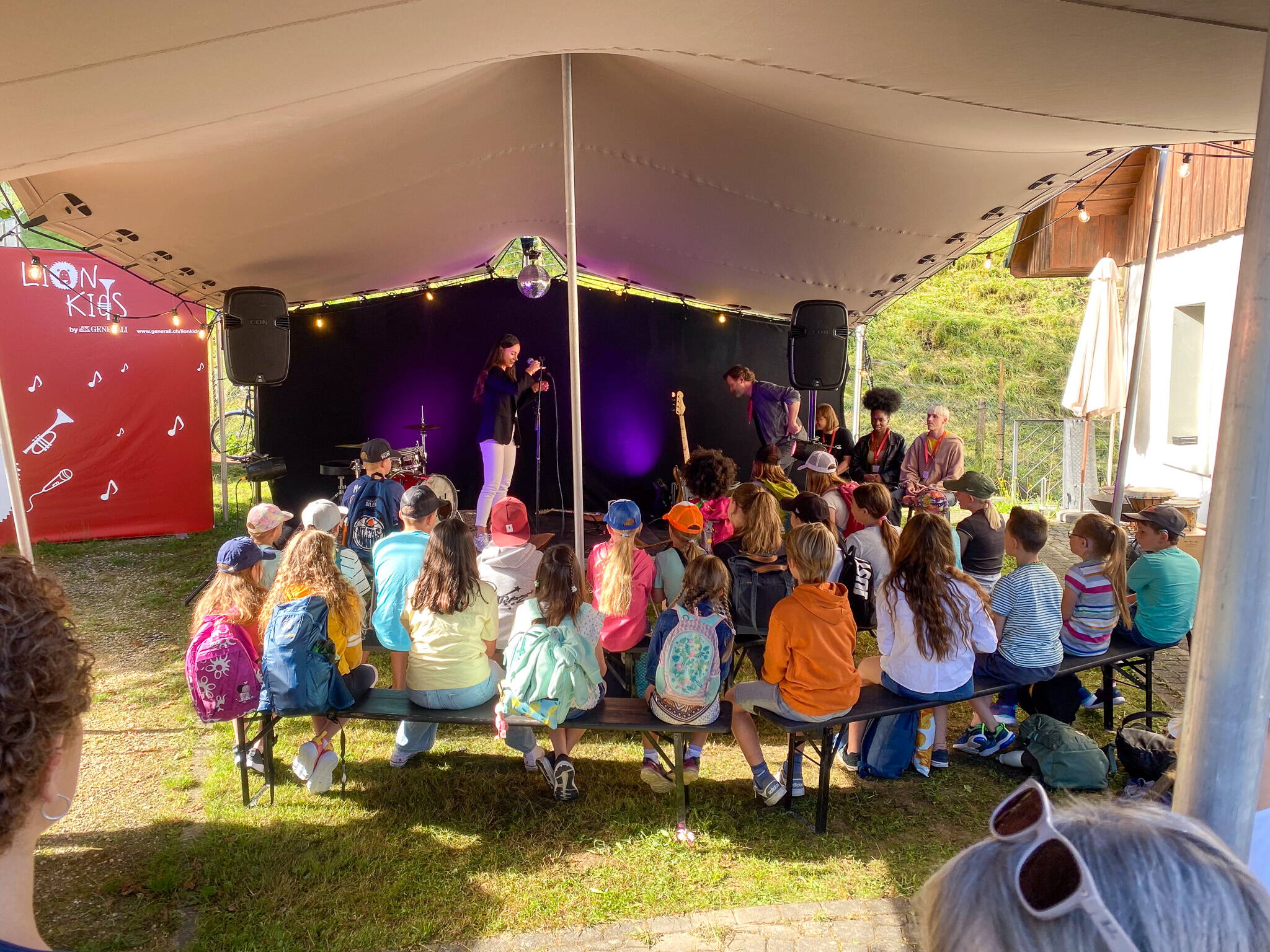 Daktiv Generali Lions Kids Die Kinder kamen in Tuchfühlung mit den Musikern von La Gustav Musikakademie.