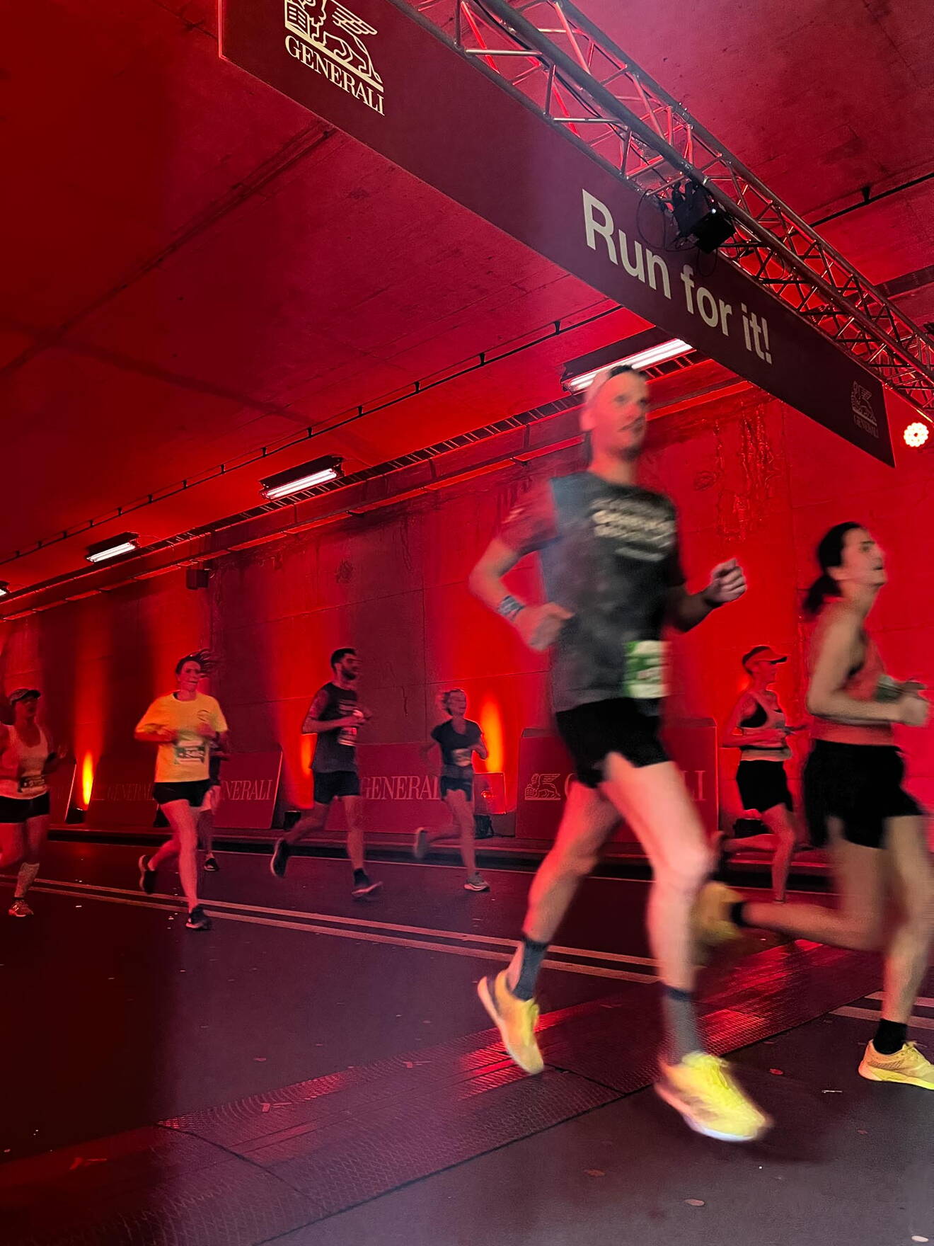 Generali Zone - Ein unvergessliches Lauferlebnis Die Party im Tunnel: Die Teilnehmer des Genfer Marathons hatten ein musikalisches Kundenerlebnis.
