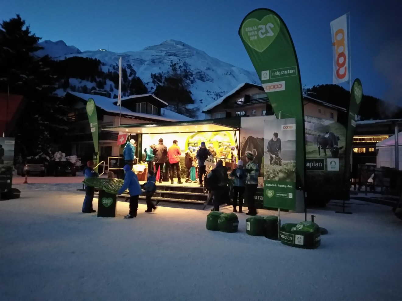 Event-Trailer für die Coop Roadshow Wie komme ich näher zu meinen Kunden? Ein Event-Trailer unterstützt ein gelungenes Promotion-Marketing.